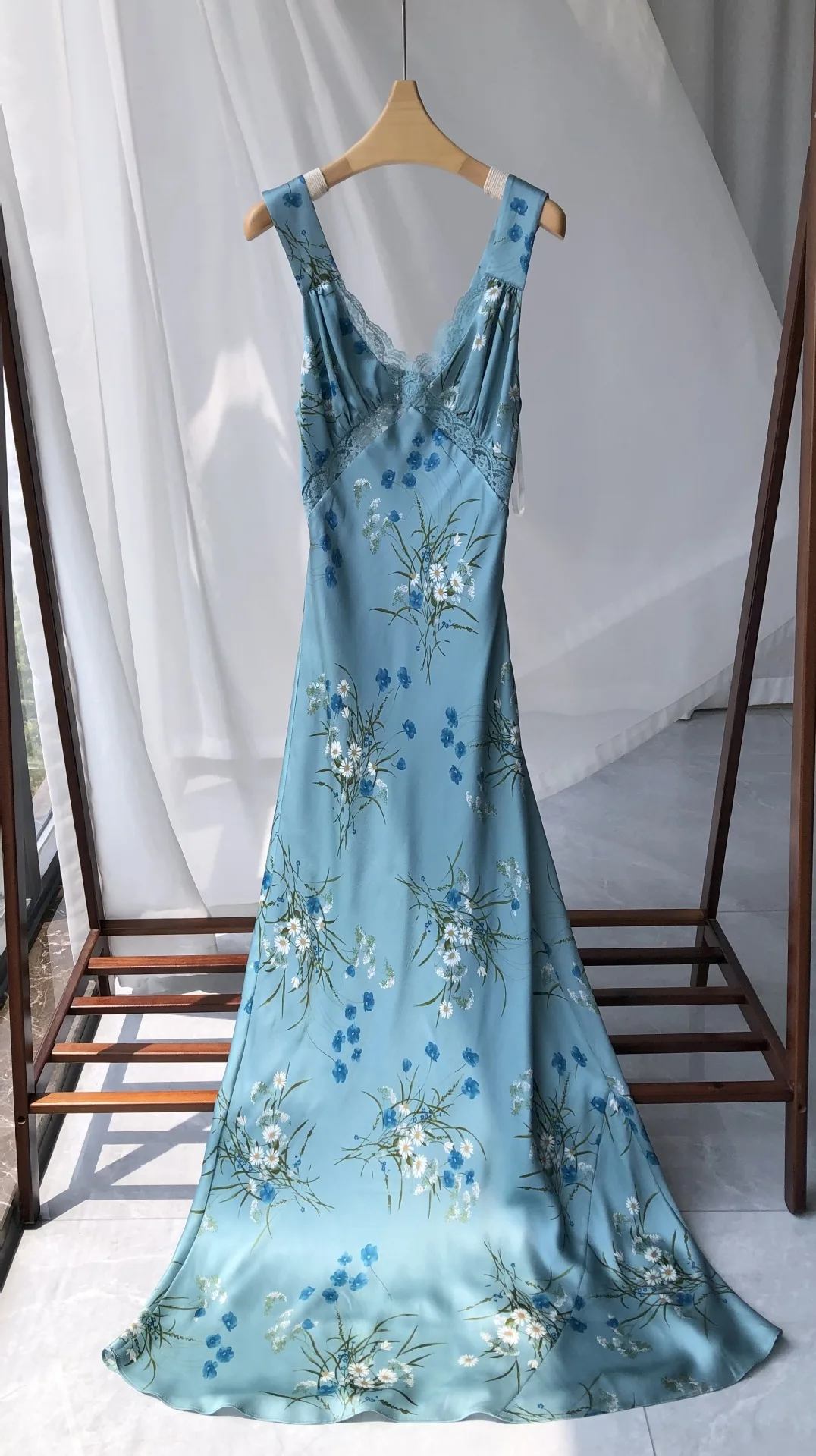 Женское Элегантное Платье Макси из 100% Шелка с кружевной Отстрочкой и Цветочным принтом без рукавов с открытой спиной - 2
