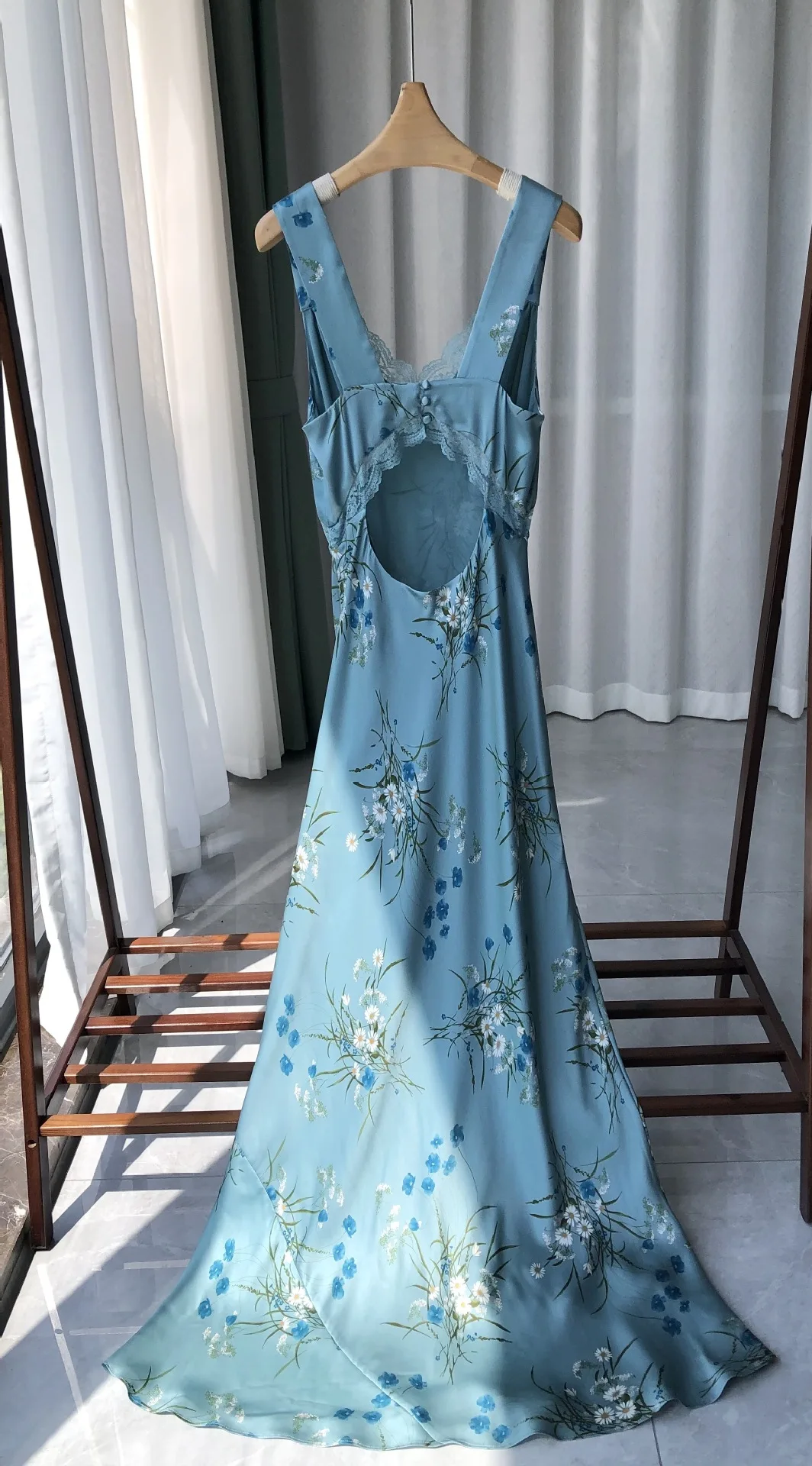 Женское Элегантное Платье Макси из 100% Шелка с кружевной Отстрочкой и Цветочным принтом без рукавов с открытой спиной - 3